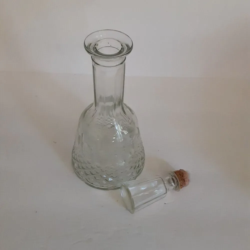 Vintage Morgan David 1981 Diamond Cut Liquor Decanter w/stopper Bar Room